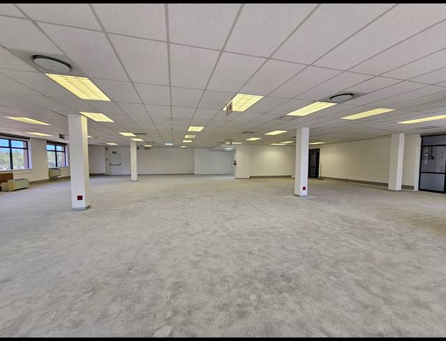 400M² OFFICE TO LET IN PLATTEKLOOF